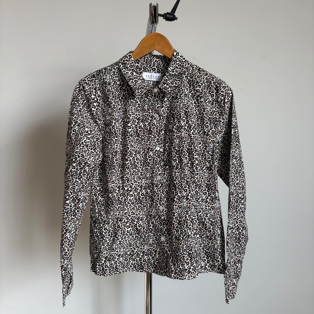 NWT Velvet by Graham & Spencer “Timon” Leopard Print Button Down Shirt Sz Small